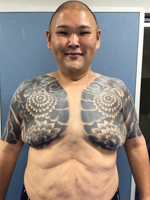 刺青タトゥーと一緒にお腹も話題に