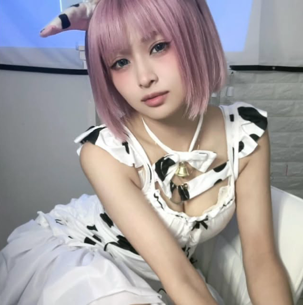 ジョリーはホルスタインmikaとの不倫が話題に