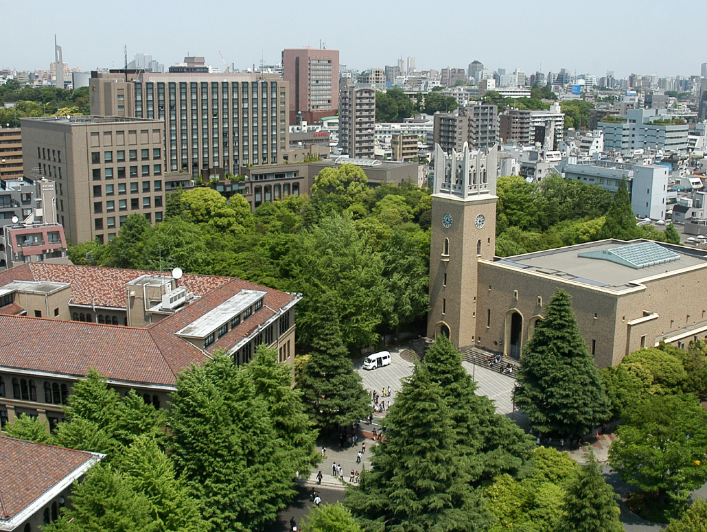 父親は早稲田大学時代に亡くなり、母親とは年に1度会う関係