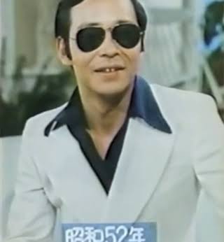 1976年、初レギュラー番組「空飛ぶモンティ・パイソン」の年からサングラスを着用し始める