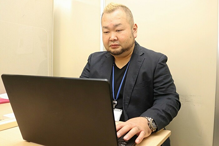 芸人とIT企業の正社員を両立、ハチミツ二郎さんが「二足のわらじ」を履く理由 | リクナビNEXTジャーナル