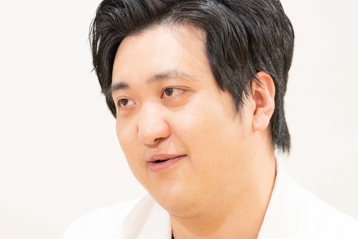 彼女は2歳年上の一般女性