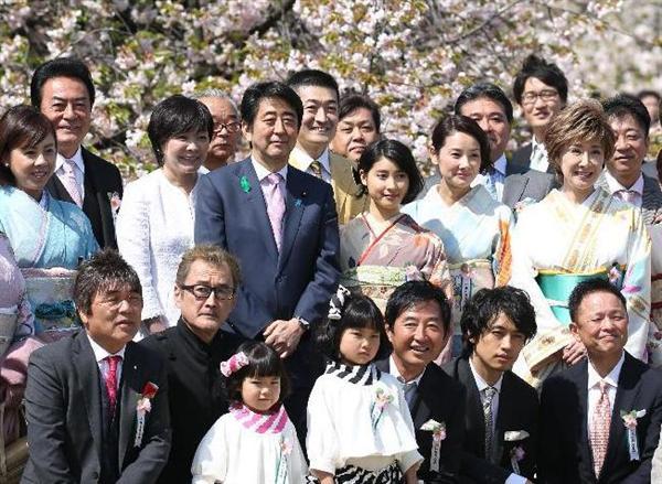 2015年、安倍晋三元首相「桜を見る会」でも共演していた2人