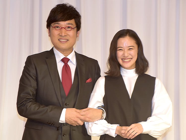 2019年6月、女優の蒼井優と結婚