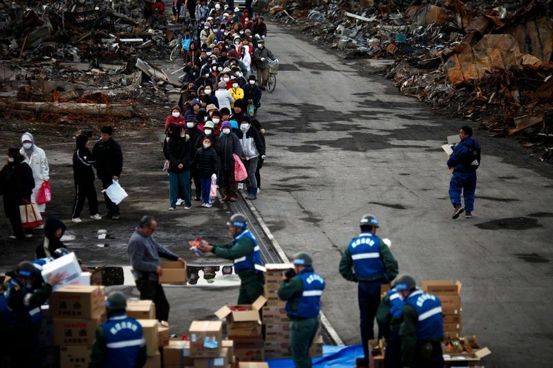 東日本大震災が起こった当時、支援物資が足りずにトラックも動かせないというニュースがあった