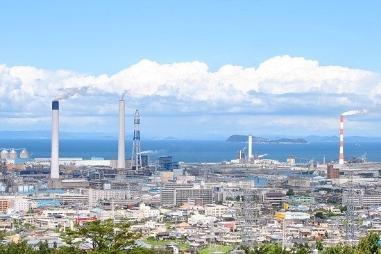 「日本一の紙の街」と言われる愛媛県四国中央市で少年時代を過ごす