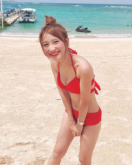 伊藤愛真のスタイル抜群な水着姿④